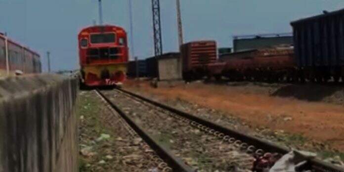 Grevistas do Caminhos de Ferro de Luanda impedem circulação de Comboios - Noticiasdeangola